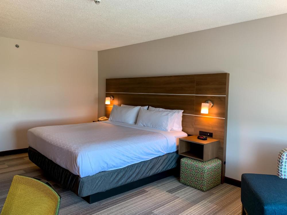 King Room - Mobility Access/Hearing Accessible interior