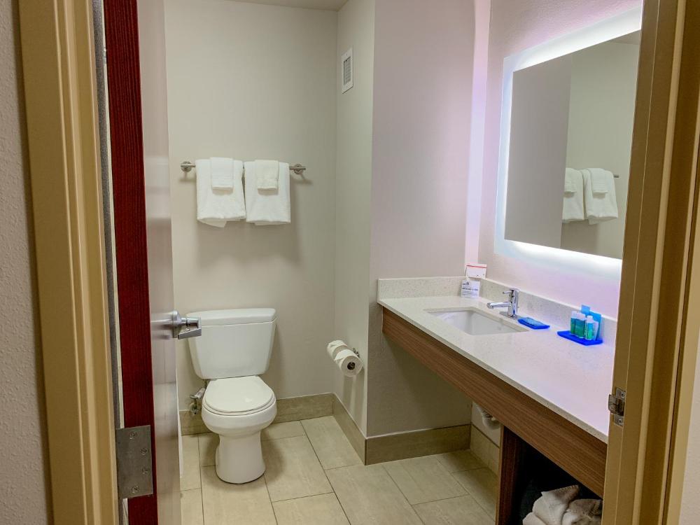 King Room - Mobility Access/Roll in Shower - Non-Smoking interior